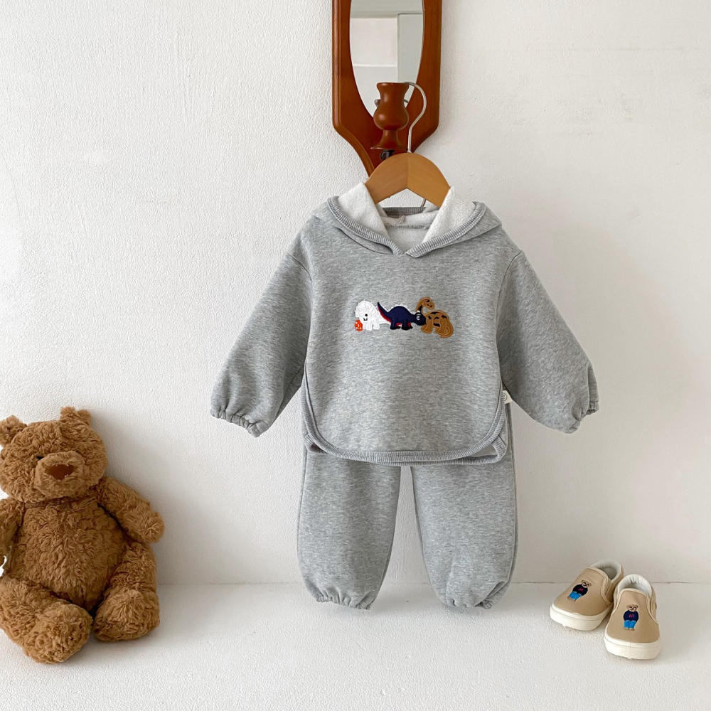 Baby_Shop童裝世界 平價童裝 冬季嬰幼兒童套裝 恐龍繡花連帽衛衣加絨保暖兩件套裝-細節圖3