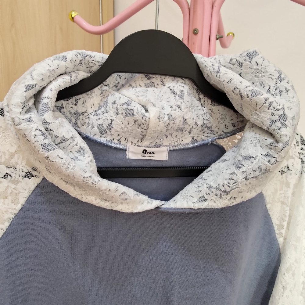 淺藍蕾絲大學帽T((二手-細節圖2