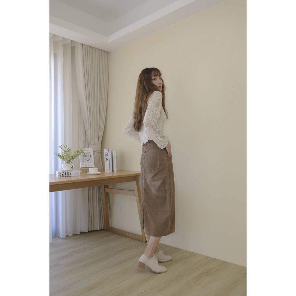 【Our Studio】秋色後開衩燈芯絨口袋中長裙 杏色 咖啡棕色(現貨)-細節圖5