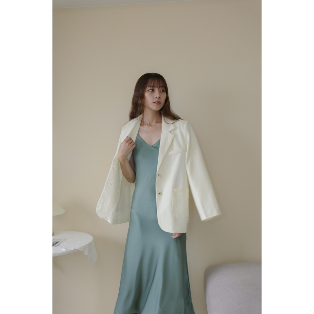 【Our Studio】質感垂墜V領緞面連身長裙 奶茶杏色 白色 湖水綠色 黑色(現貨)-細節圖2