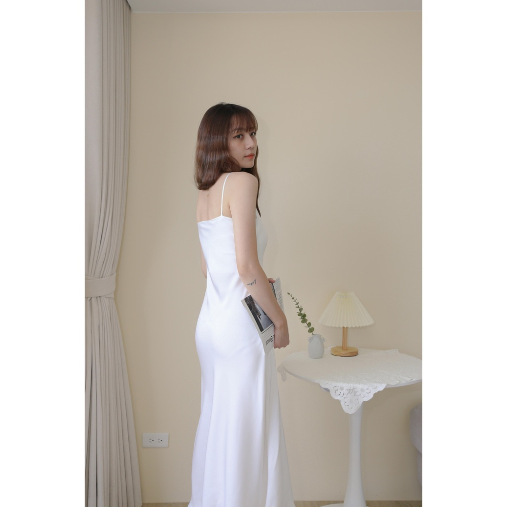 【Our Studio】質感垂墜V領緞面連身長裙 奶茶杏色 白色 湖水綠色 黑色(現貨)-細節圖4