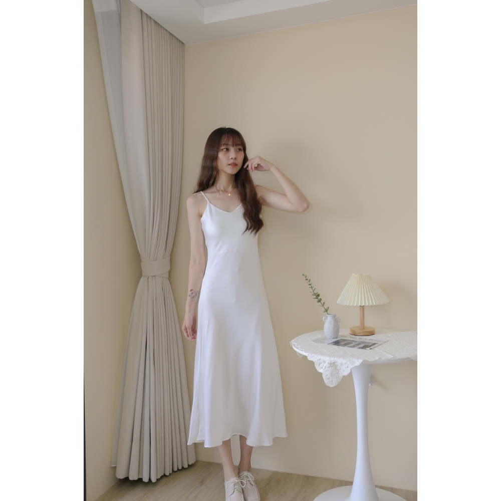 【Our Studio】質感垂墜V領緞面連身長裙 奶茶杏色 白色 湖水綠色 黑色(現貨)-細節圖5