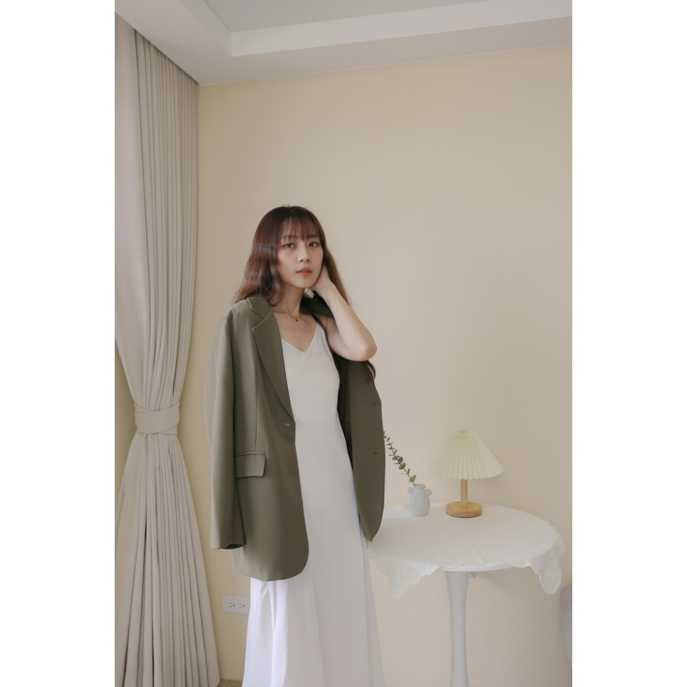 【Our Studio】質感垂墜V領緞面連身長裙 奶茶杏色 白色 湖水綠色 黑色(現貨)-細節圖6