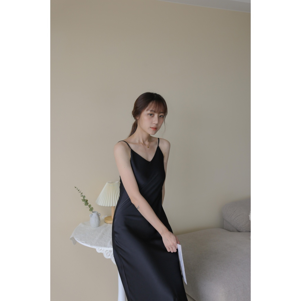 【Our Studio】質感垂墜V領緞面連身長裙 奶茶杏色 白色 湖水綠色 黑色(現貨)-細節圖7