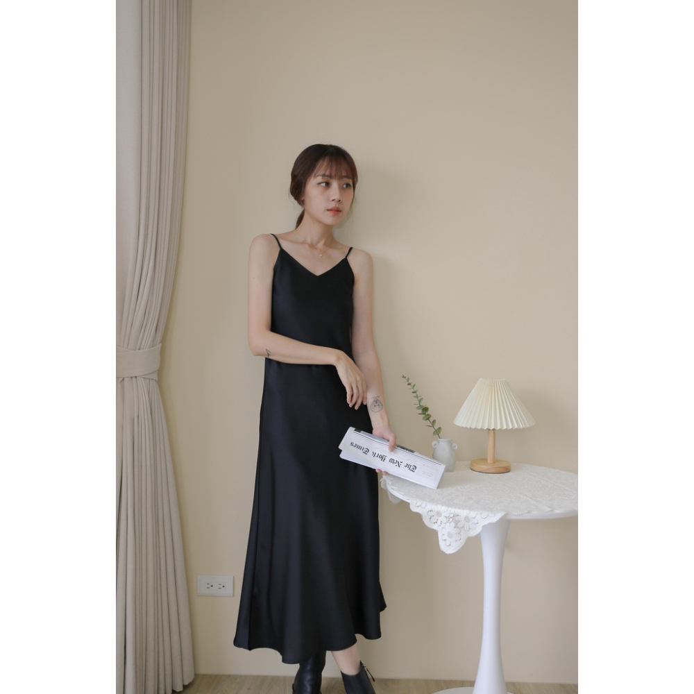 【Our Studio】質感垂墜V領緞面連身長裙 奶茶杏色 白色 湖水綠色 黑色(現貨)-細節圖8