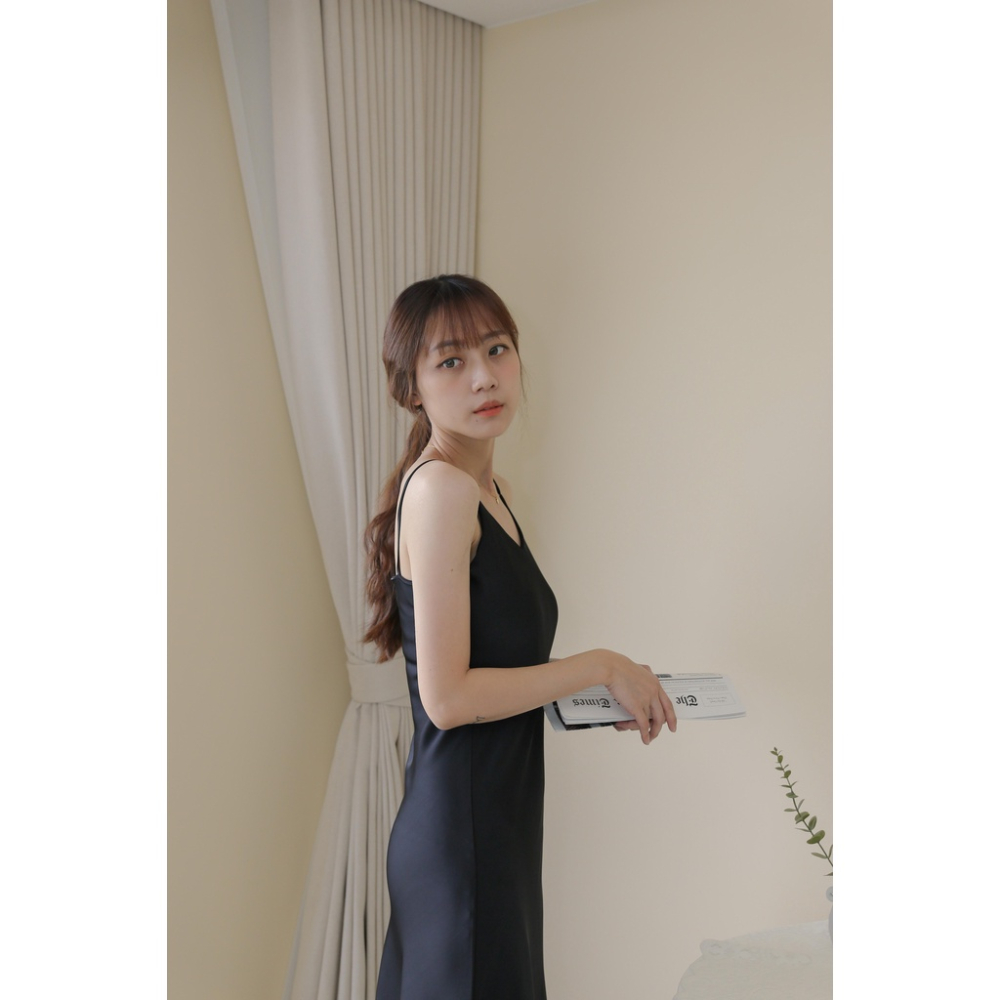 【Our Studio】質感垂墜V領緞面連身長裙 奶茶杏色 白色 湖水綠色 黑色(現貨)-細節圖9