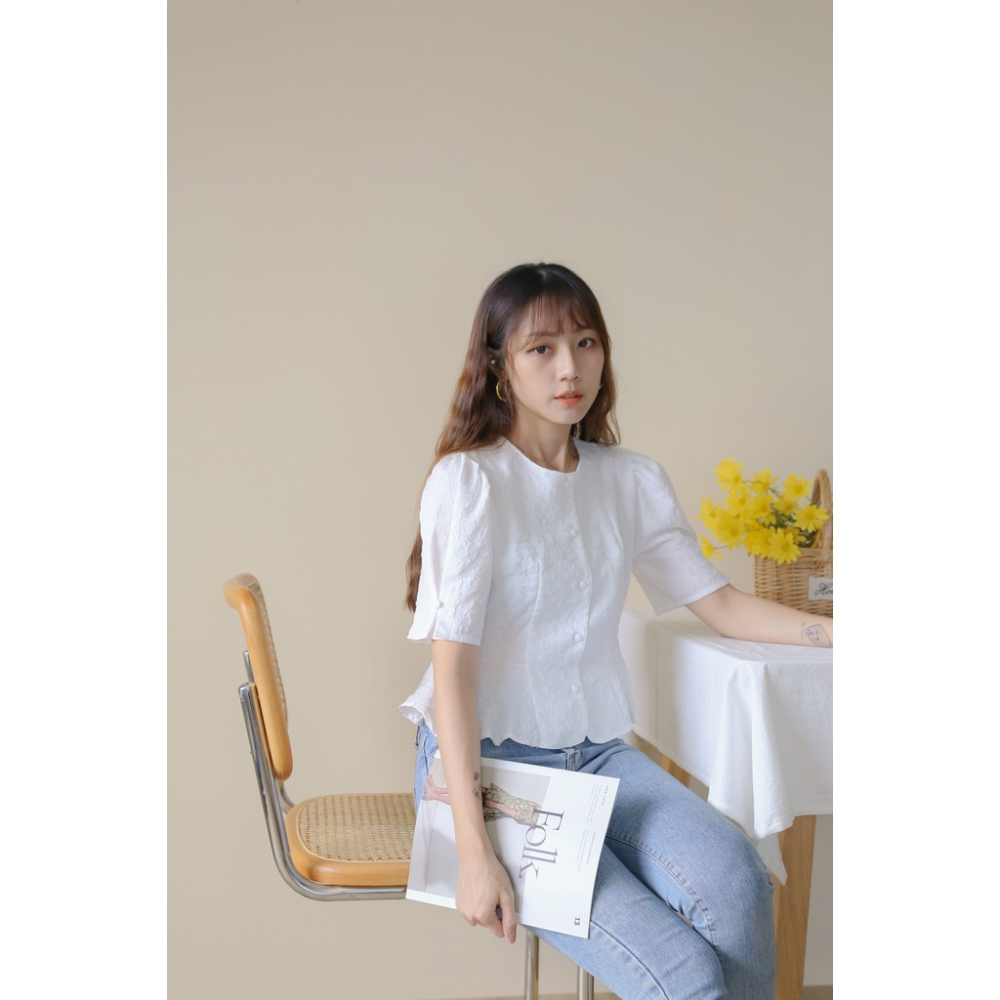 【Our Studio】浪漫優雅壓花排釦澎袖上衣 白色 黑色(現貨)-細節圖2
