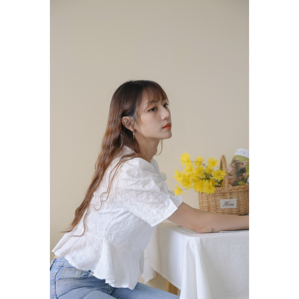 【Our Studio】浪漫優雅壓花排釦澎袖上衣 白色 黑色(現貨)-細節圖5