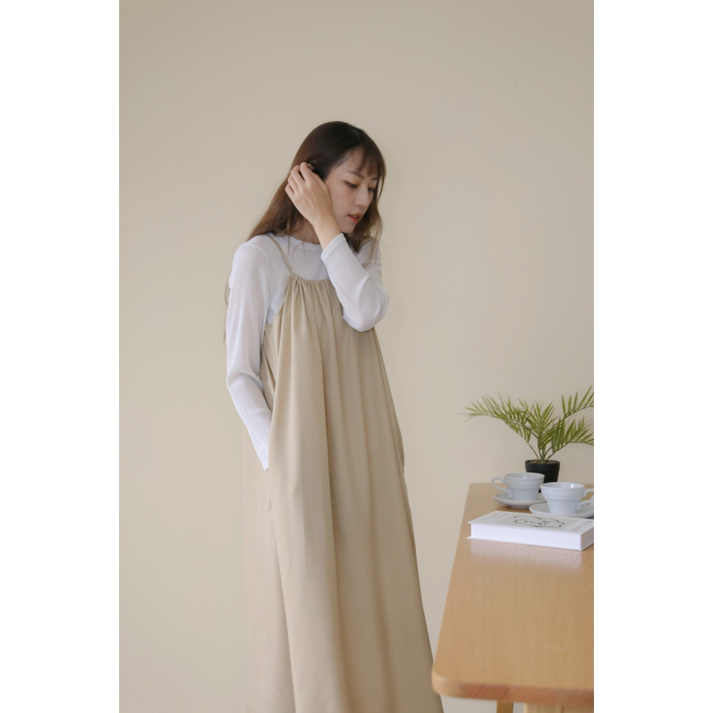 【Our Studio】唯美削肩圓領前褶皺吊帶洋裝 奶茶色(現貨)-細節圖5