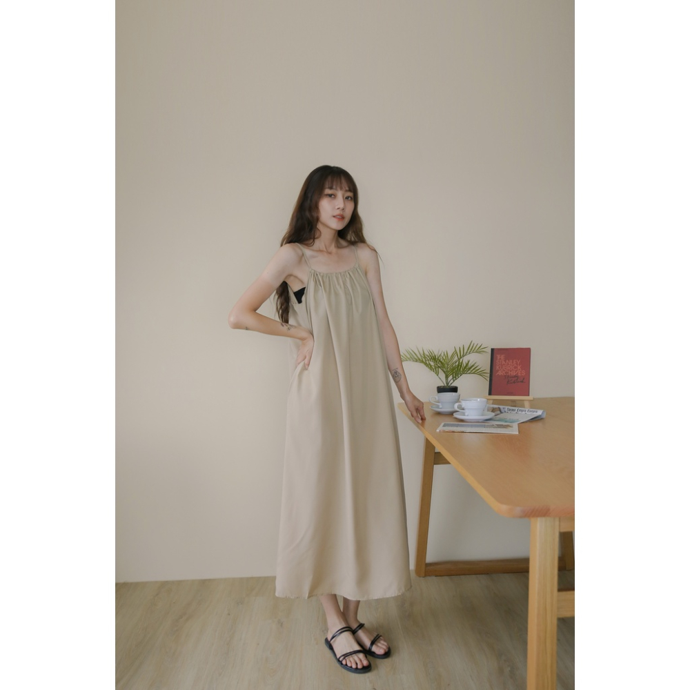 【Our Studio】唯美削肩圓領前褶皺吊帶洋裝 奶茶色(現貨)-細節圖7