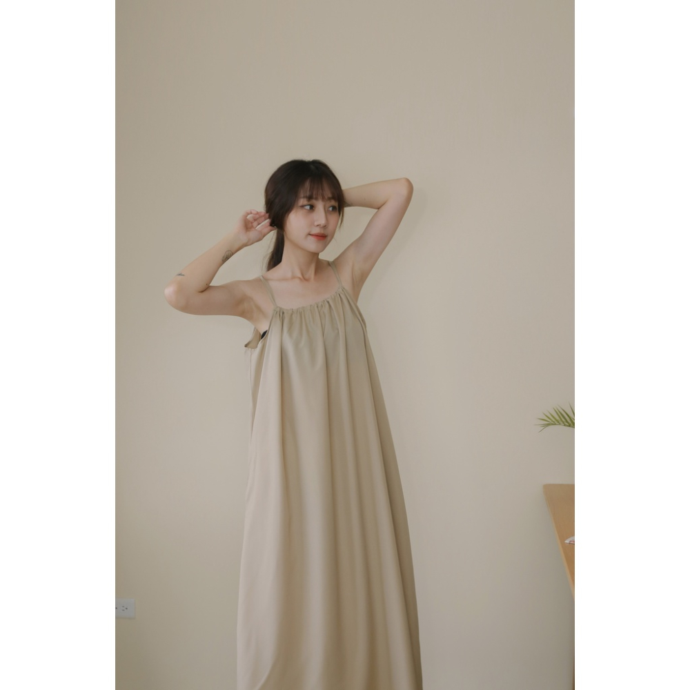 【Our Studio】唯美削肩圓領前褶皺吊帶洋裝 奶茶色(現貨)-細節圖8