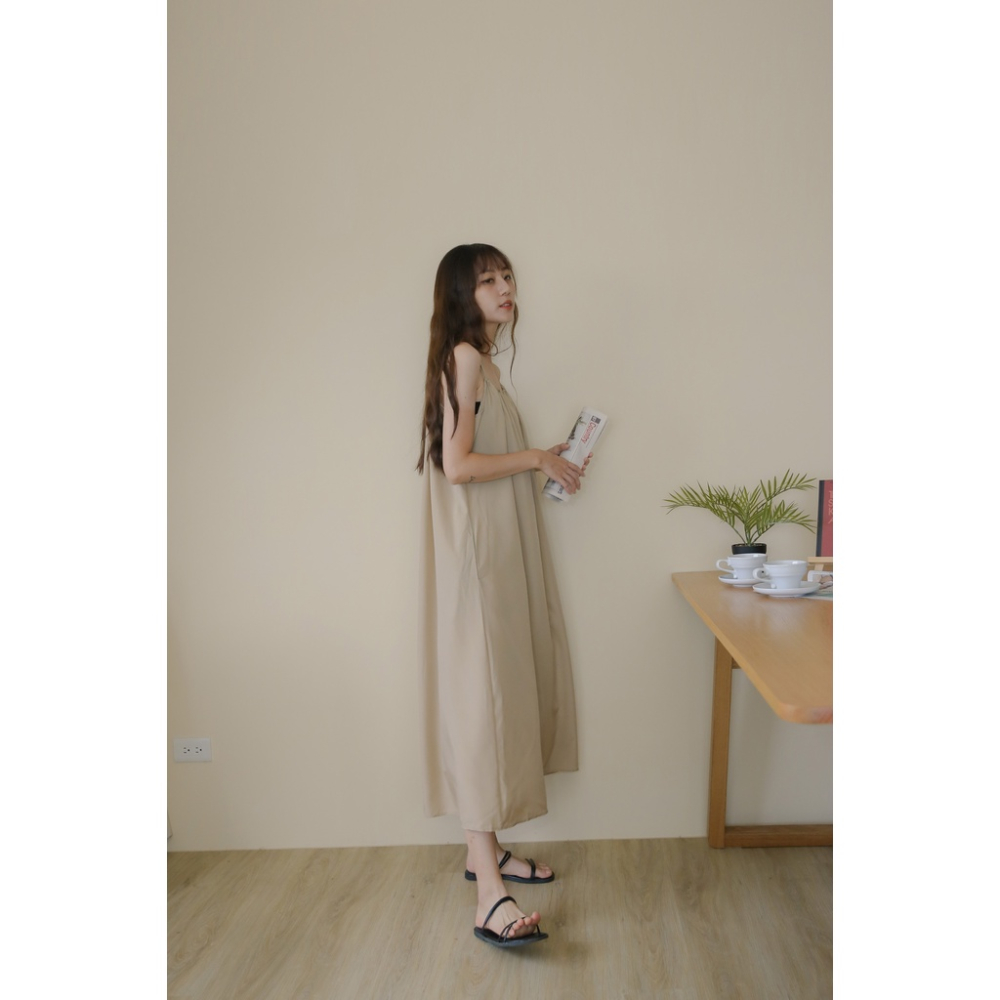【Our Studio】唯美削肩圓領前褶皺吊帶洋裝 奶茶色(現貨)-細節圖9
