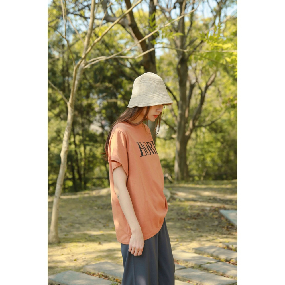 【Our Studio】HORE 字母Tee 白色 焦糖色(現貨)-細節圖3