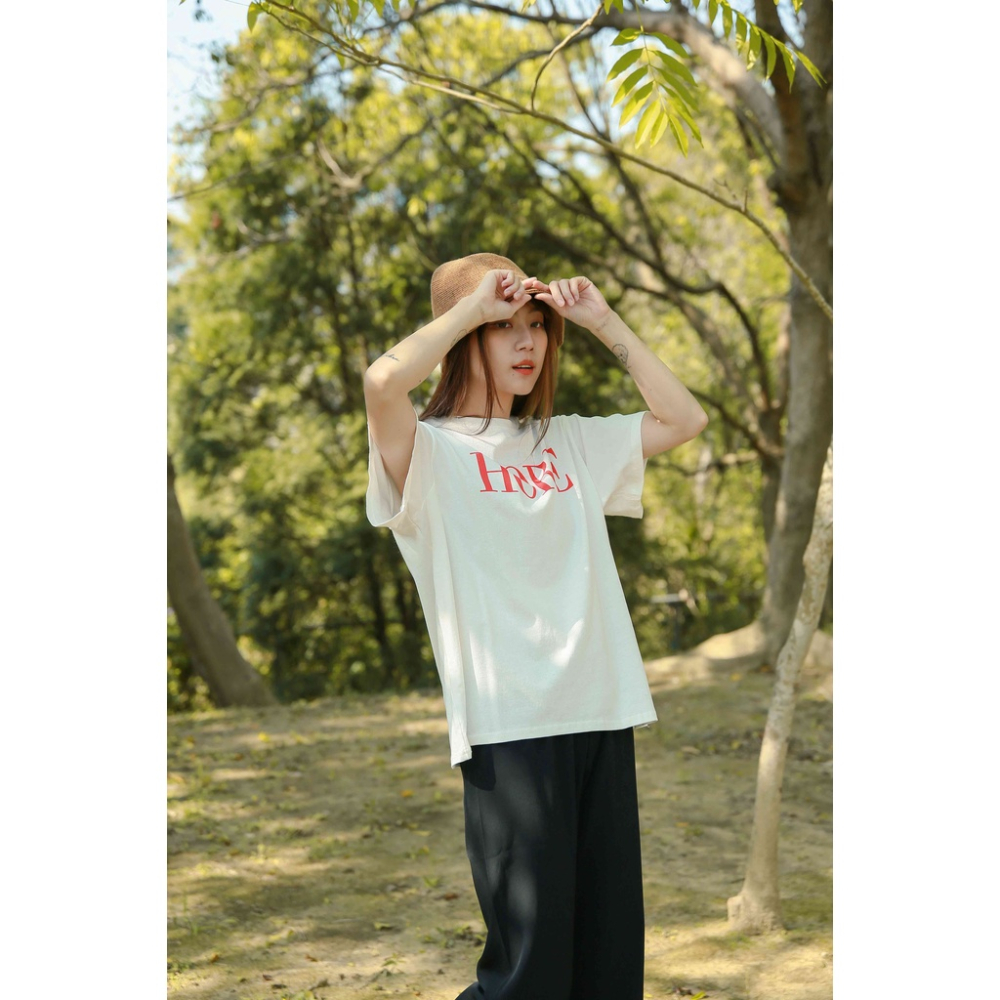 【Our Studio】HORE 字母Tee 白色 焦糖色(現貨)-細節圖6