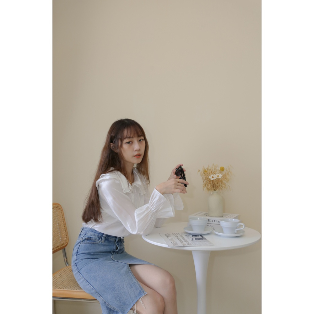 【Our Studio】優雅珠光感荷葉領包釦襯衫 珠光白色(現貨)-細節圖3