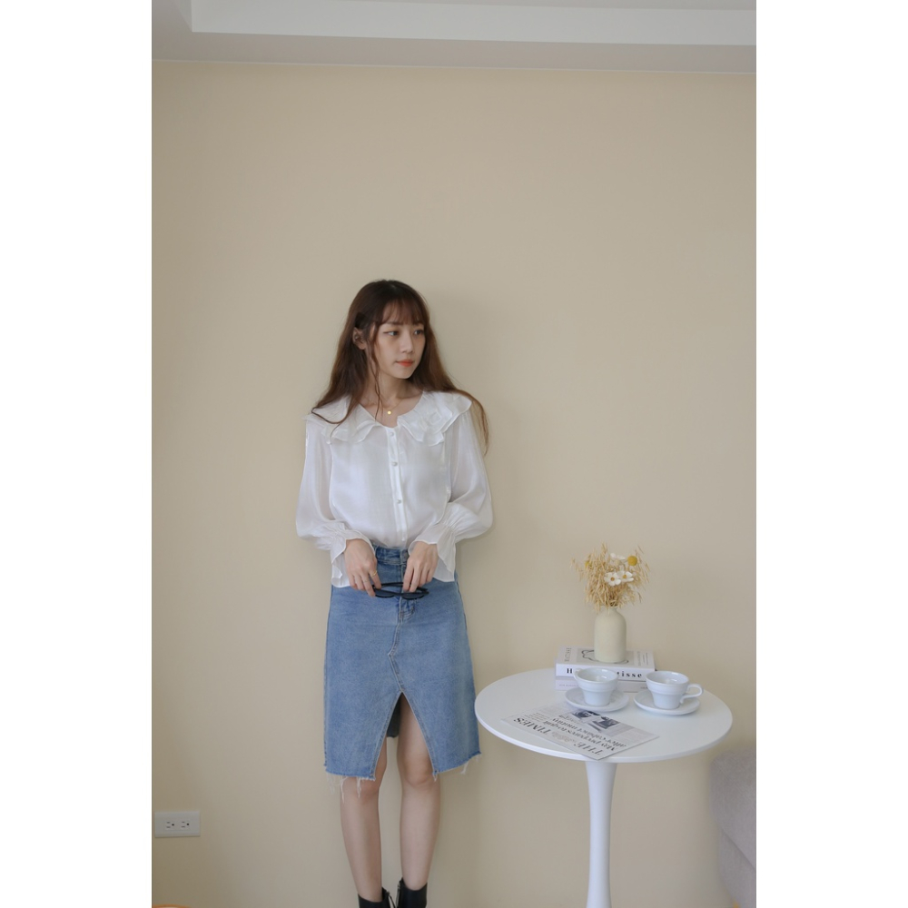 【Our Studio】優雅珠光感荷葉領包釦襯衫 珠光白色(現貨)-細節圖6