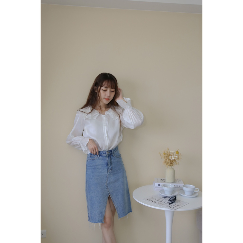 【Our Studio】優雅珠光感荷葉領包釦襯衫 珠光白色(現貨)-細節圖8