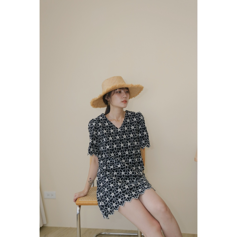 【Our Studio】小浪漫復古刺繡花朵花邊短洋裝 黑色(現貨)-細節圖2