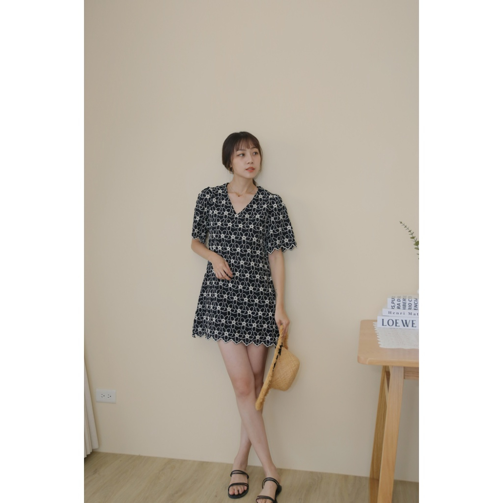 【Our Studio】小浪漫復古刺繡花朵花邊短洋裝 黑色(現貨)-細節圖3