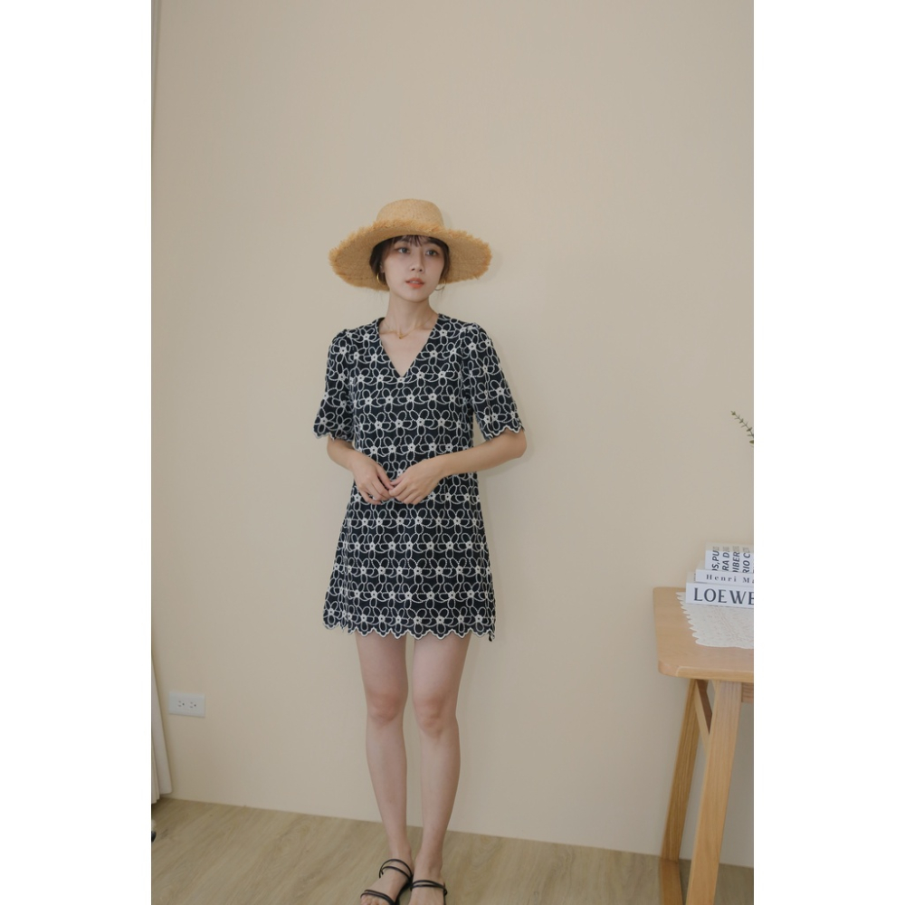 【Our Studio】小浪漫復古刺繡花朵花邊短洋裝 黑色(現貨)-細節圖4