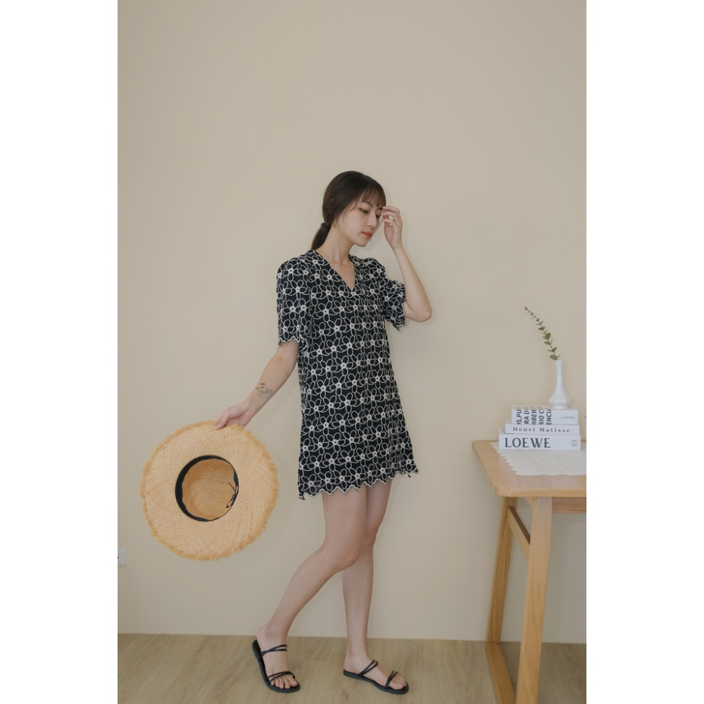【Our Studio】小浪漫復古刺繡花朵花邊短洋裝 黑色(現貨)-細節圖6