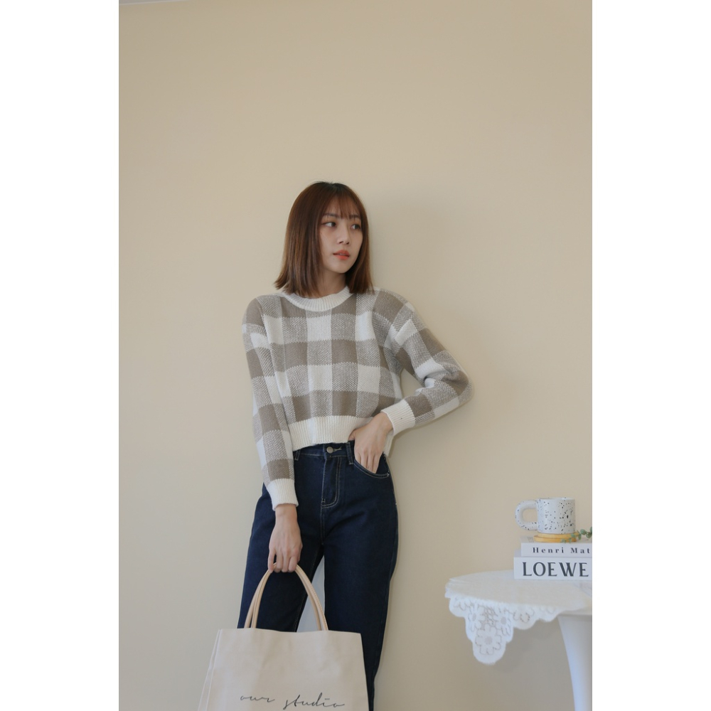 【Our Studio】大方格慵懶短版針織毛衣 奶茶色 嬰兒藍色(現貨)-細節圖7