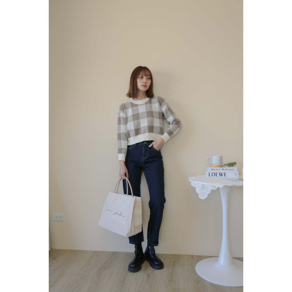 【Our Studio】大方格慵懶短版針織毛衣 奶茶色 嬰兒藍色(現貨)-細節圖8