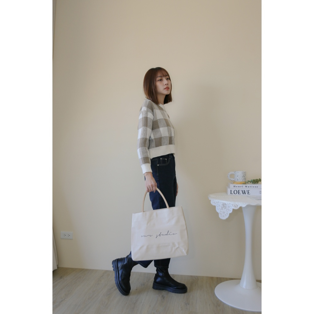 【Our Studio】大方格慵懶短版針織毛衣 奶茶色 嬰兒藍色(現貨)-細節圖9