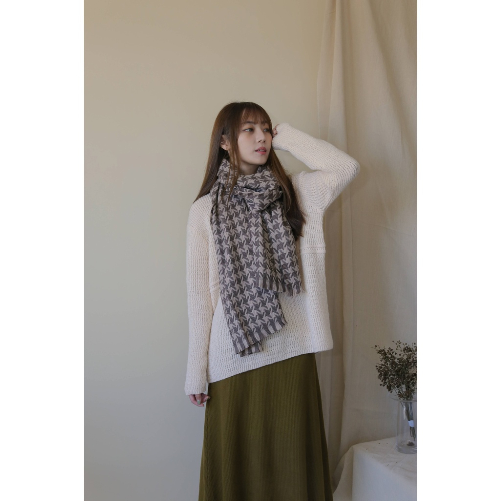 【Our Studio】百搭千鳥格仿羊絨圍巾 可可色 黑色(現貨)-細節圖9