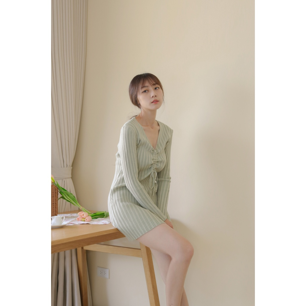 【Our Studio】入秋小性感V領抽摺針織短洋裝 奶茶色 莫蘭迪綠色 黑色(現貨)-細節圖3