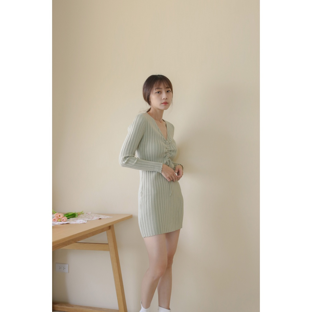 【Our Studio】入秋小性感V領抽摺針織短洋裝 奶茶色 莫蘭迪綠色 黑色(現貨)-細節圖4