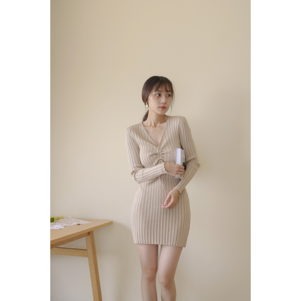 【Our Studio】入秋小性感V領抽摺針織短洋裝 奶茶色 莫蘭迪綠色 黑色(現貨)-細節圖5