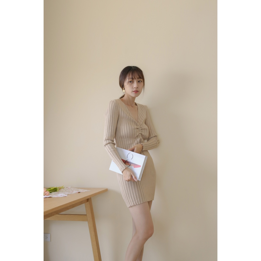 【Our Studio】入秋小性感V領抽摺針織短洋裝 奶茶色 莫蘭迪綠色 黑色(現貨)-細節圖6