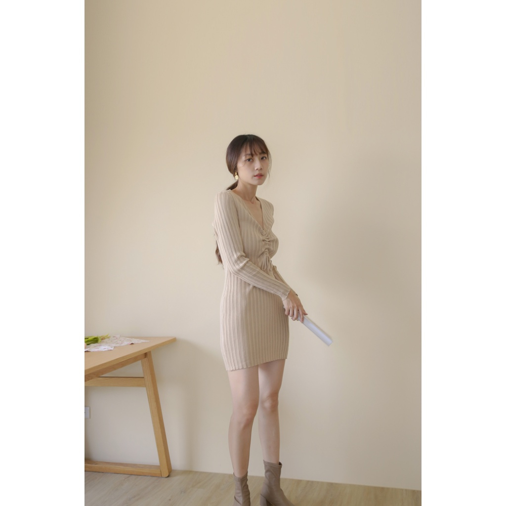 【Our Studio】入秋小性感V領抽摺針織短洋裝 奶茶色 莫蘭迪綠色 黑色(現貨)-細節圖7