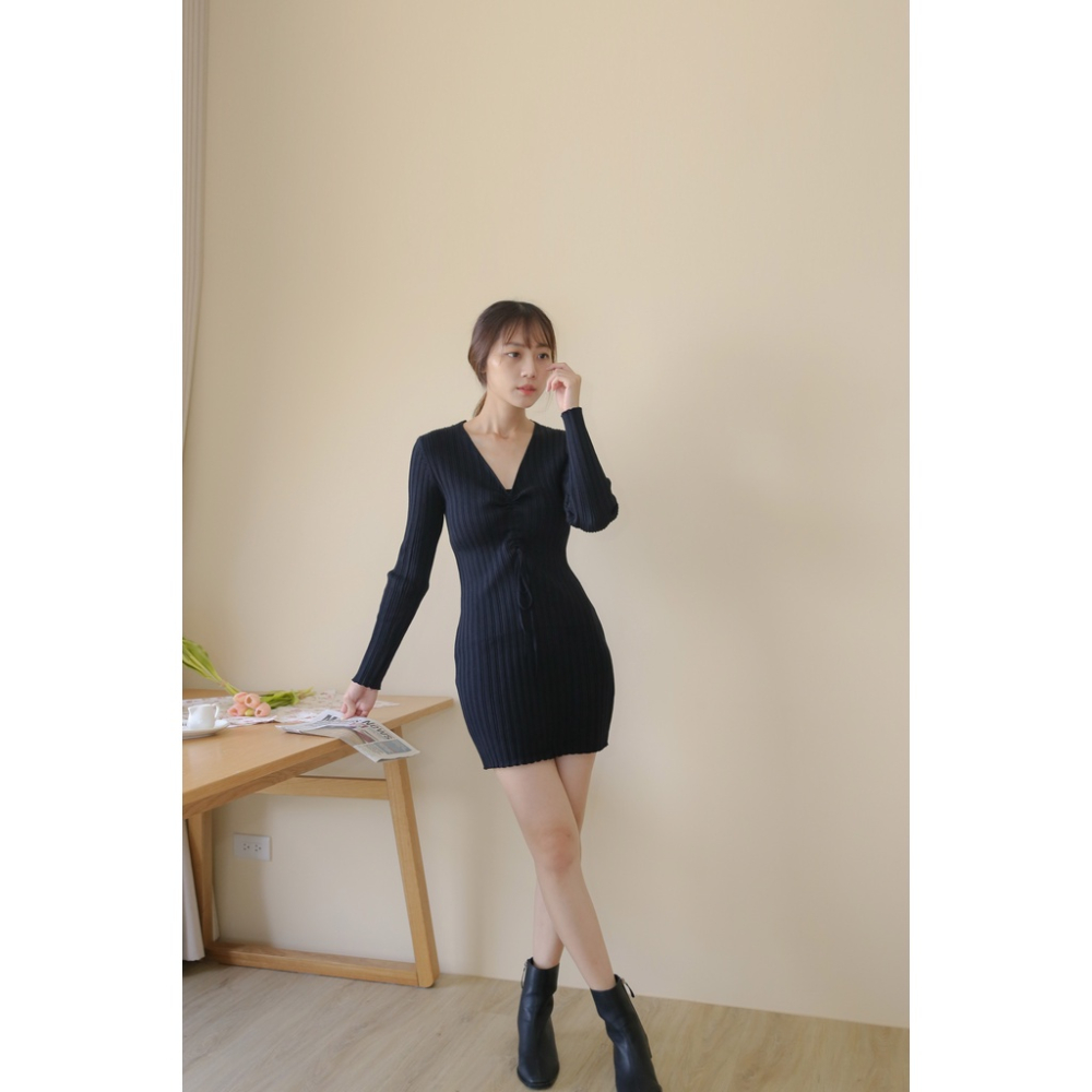 【Our Studio】入秋小性感V領抽摺針織短洋裝 奶茶色 莫蘭迪綠色 黑色(現貨)-細節圖9
