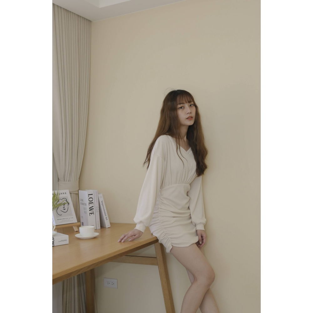 【Our Studio】小性感收腰褶皺長袖針織連身裙 米杏色 咖啡色 黑色(現貨)-細節圖6