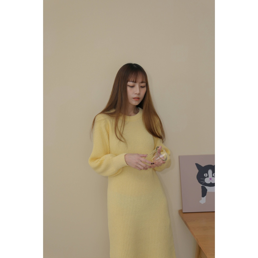 【Our Studio】簡約圓領燈籠袖針織洋裝 淡黃色 黑色 磚橘色(現貨)-細節圖2