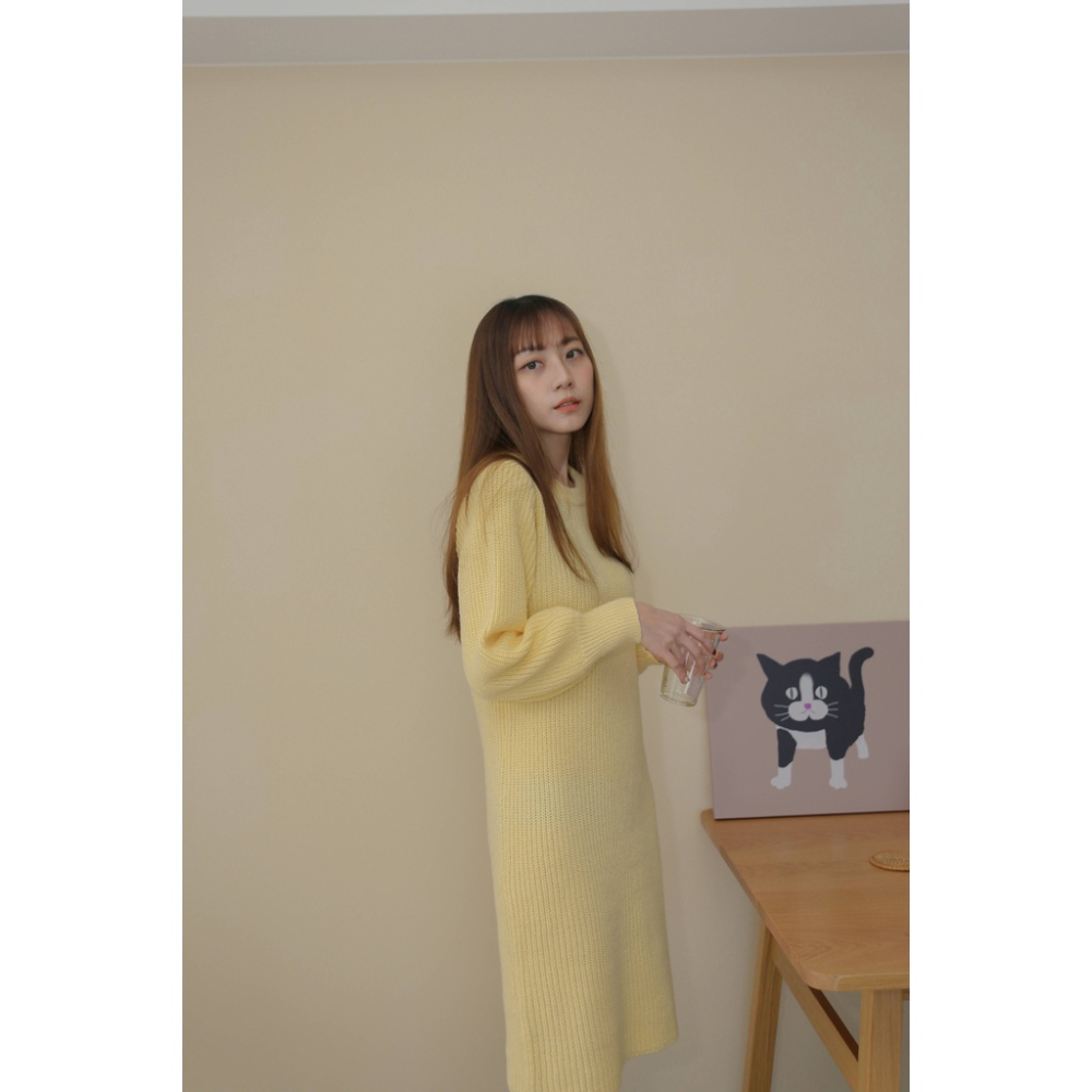 【Our Studio】簡約圓領燈籠袖針織洋裝 淡黃色 黑色 磚橘色(現貨)-細節圖3