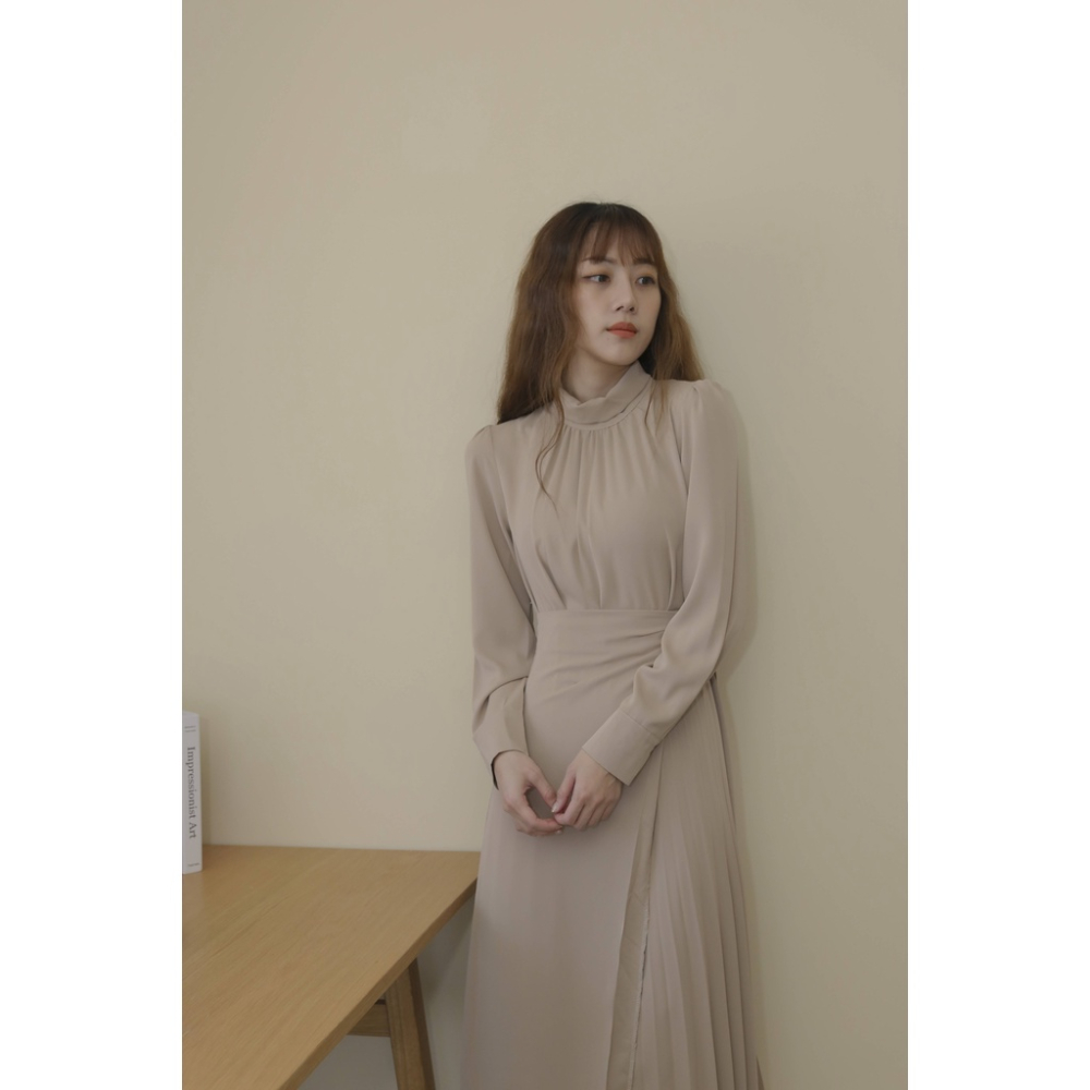 【Our Studio】法式唯美立領腰綁百褶長洋裝 奶茶杏色 黑色(現貨)-細節圖4
