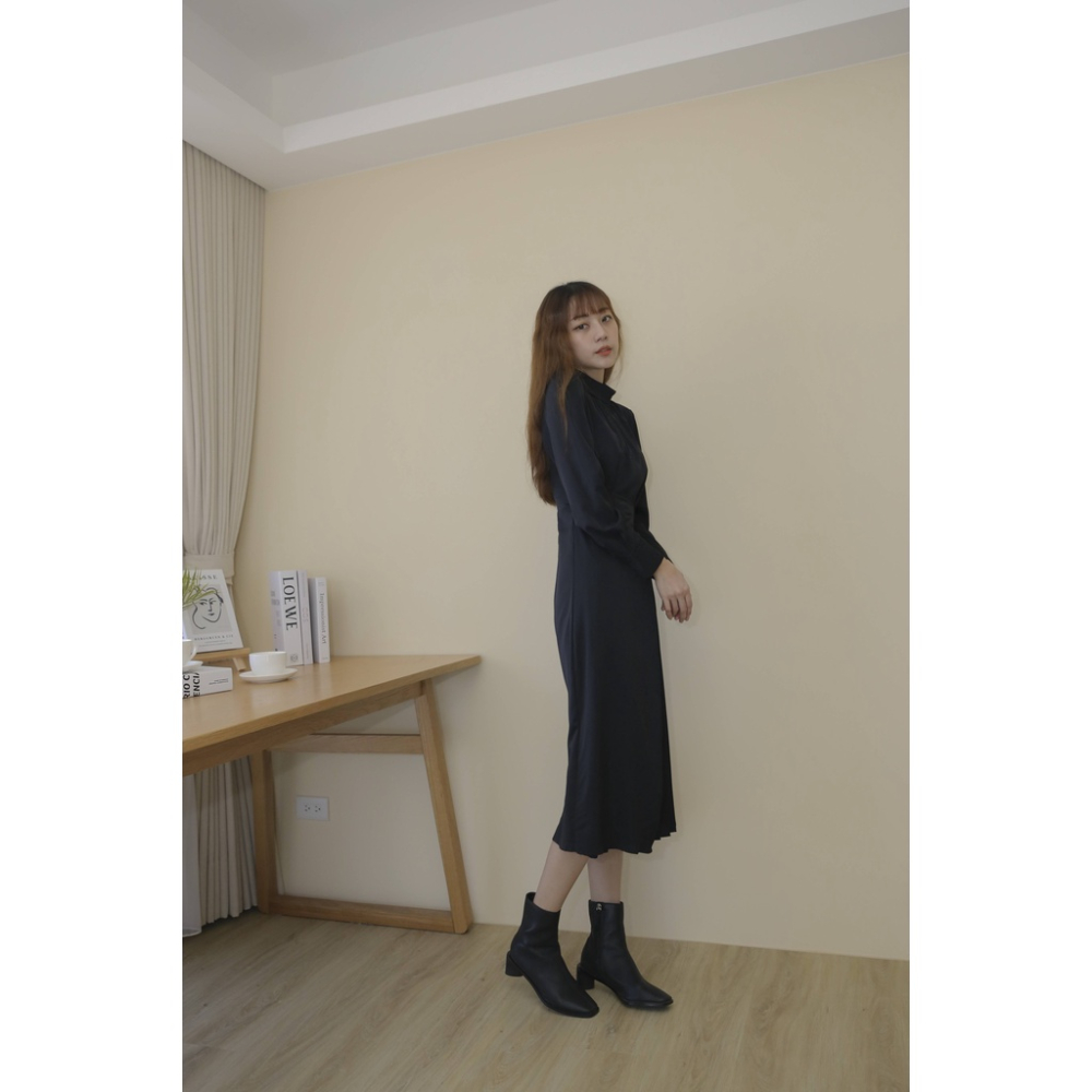 【Our Studio】法式唯美立領腰綁百褶長洋裝 奶茶杏色 黑色(現貨)-細節圖8
