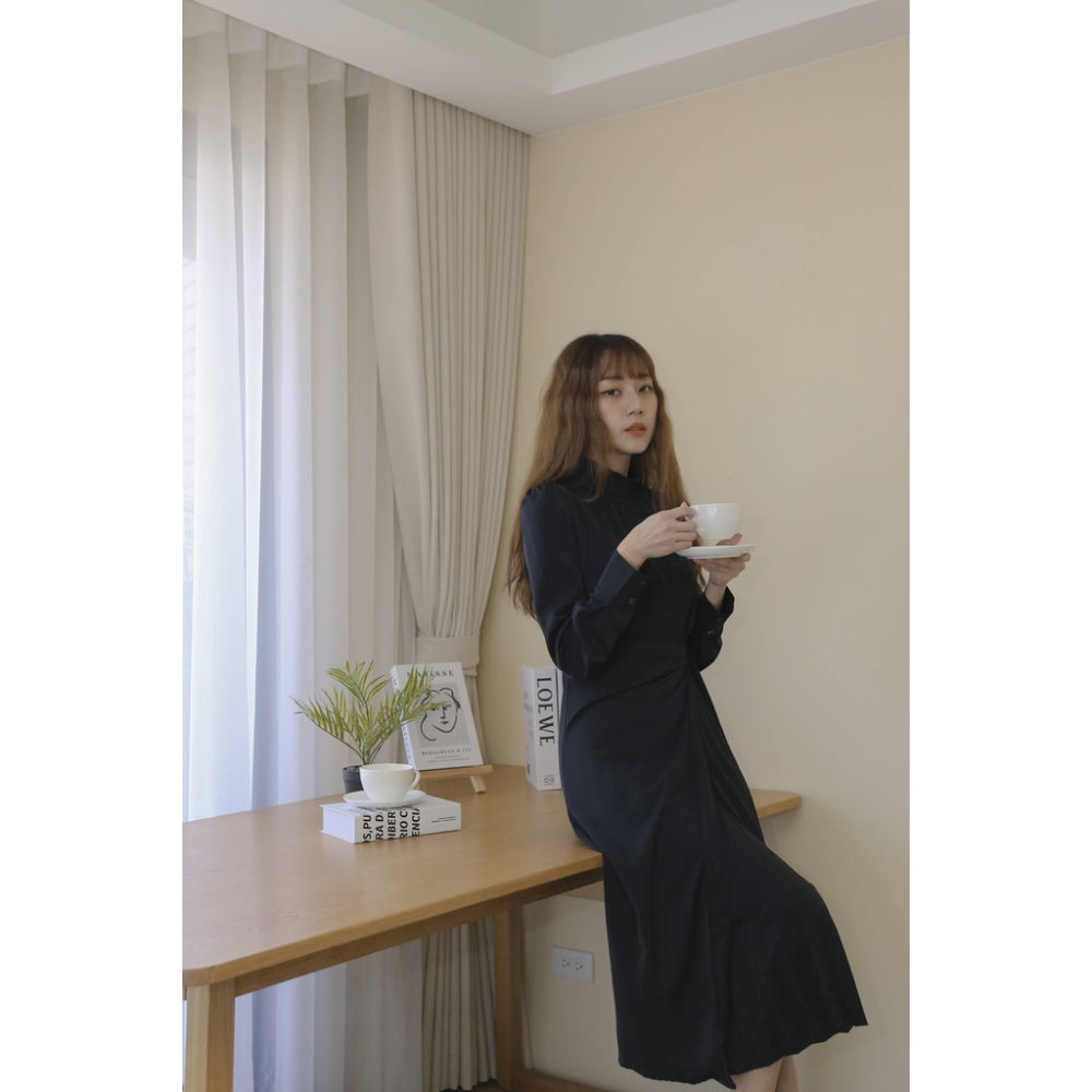【Our Studio】法式唯美立領腰綁百褶長洋裝 奶茶杏色 黑色(現貨)-細節圖9