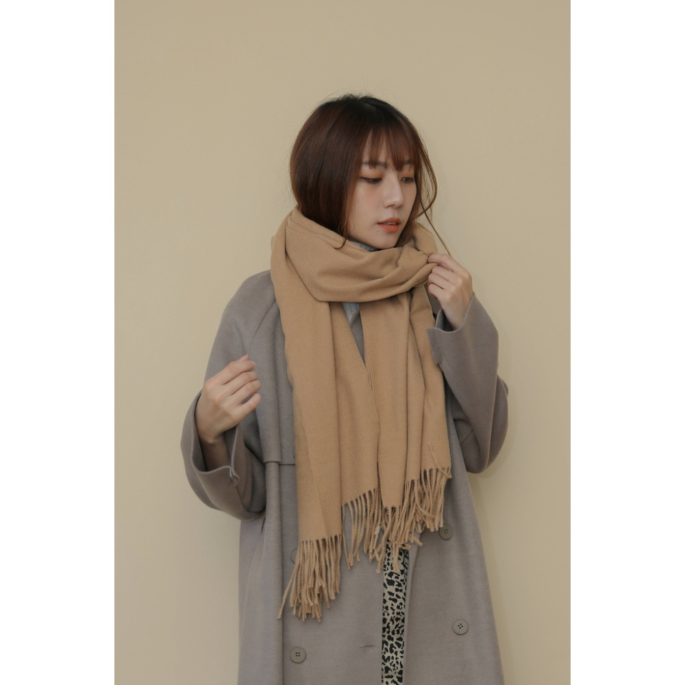 【Our Studio】溫柔多色仿羊絨保暖圍巾 可可色 奶茶色 奶白色 深咖色 黑色 駝色(現貨)-細節圖4