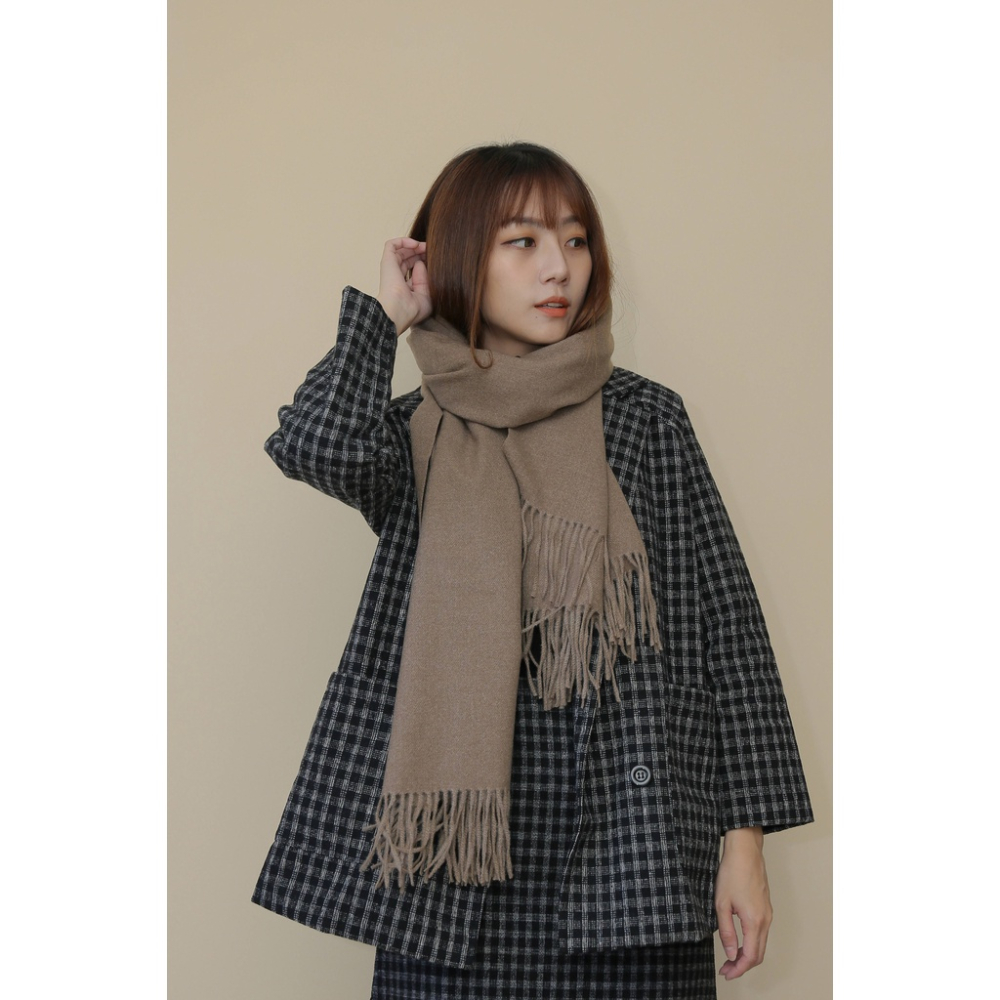 【Our Studio】溫柔多色仿羊絨保暖圍巾 可可色 奶茶色 奶白色 深咖色 黑色 駝色(現貨)-細節圖6