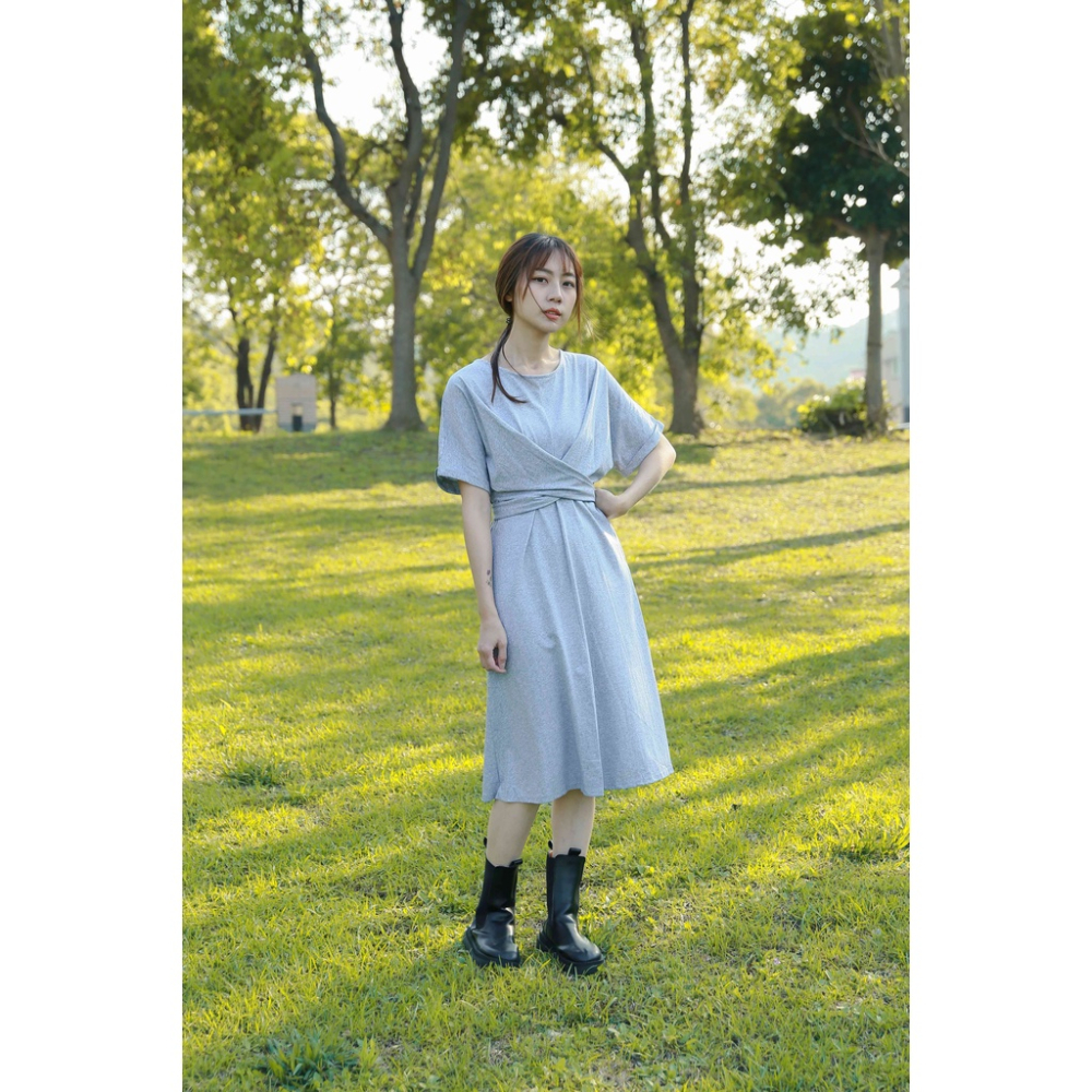 【Our Studio】棉質下開衩交叉綁帶連身洋裝 杏色 駝色 灰色(現貨)-細節圖4