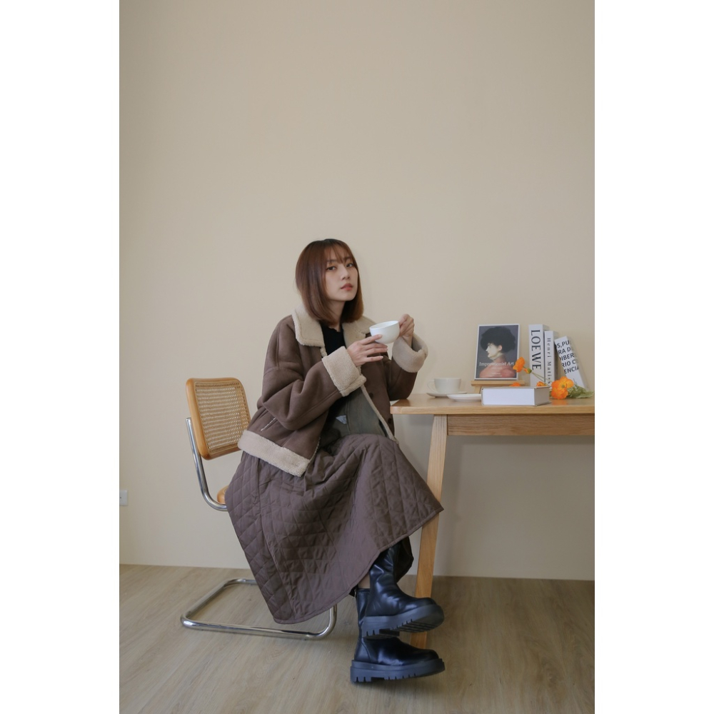 【Our Studio】冬日輕熟菱格壓紋中長裙 橄欖綠色 咖啡色(現貨)-細節圖2