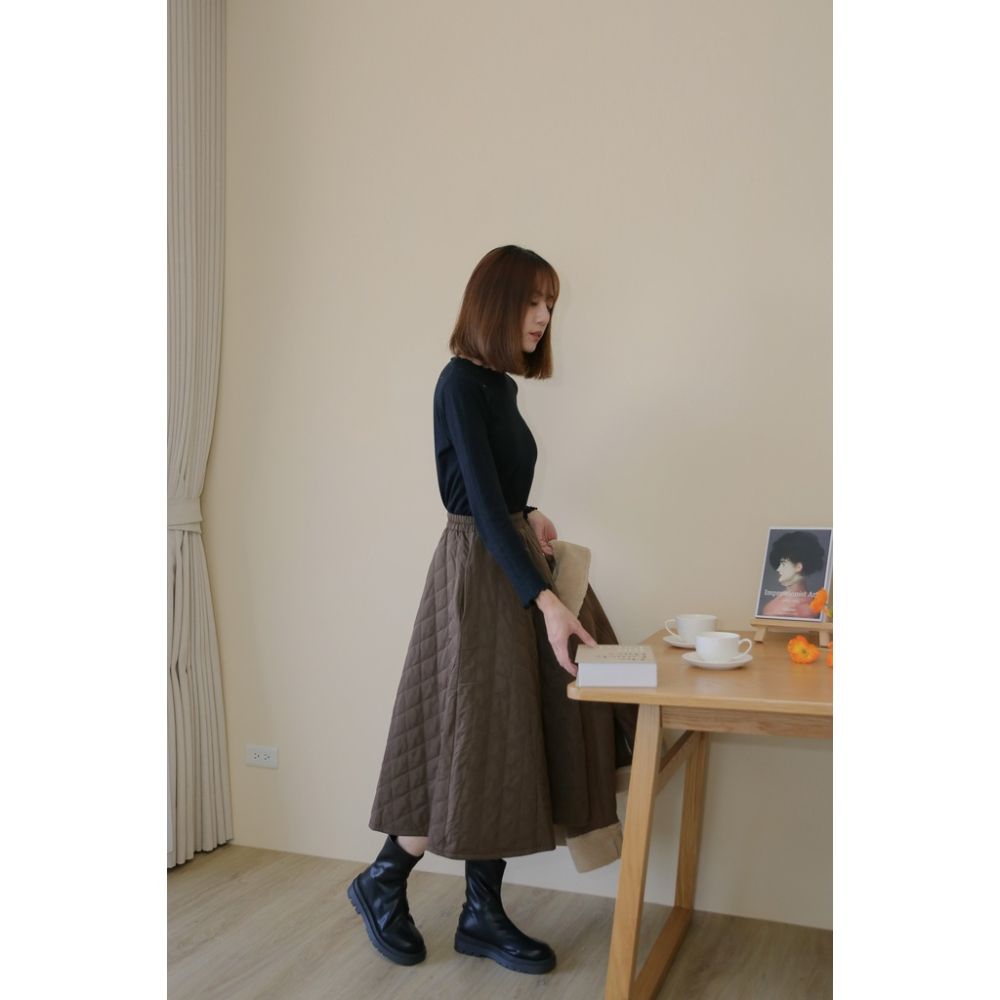 【Our Studio】冬日輕熟菱格壓紋中長裙 橄欖綠色 咖啡色(現貨)-細節圖5