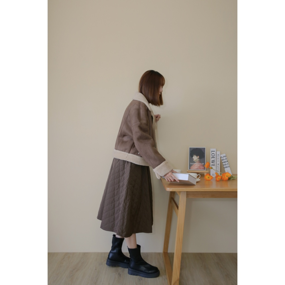 【Our Studio】冬日輕熟菱格壓紋中長裙 橄欖綠色 咖啡色(現貨)-細節圖6