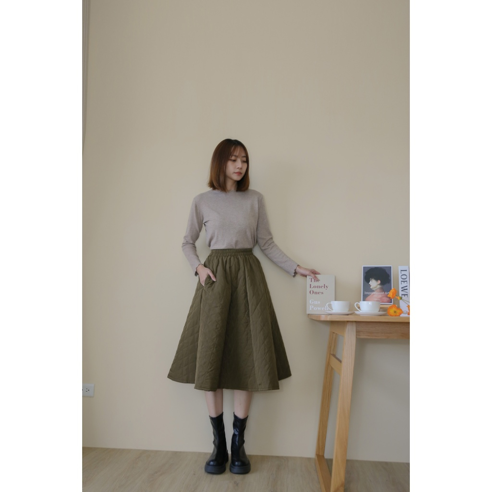 【Our Studio】冬日輕熟菱格壓紋中長裙 橄欖綠色 咖啡色(現貨)-細節圖7
