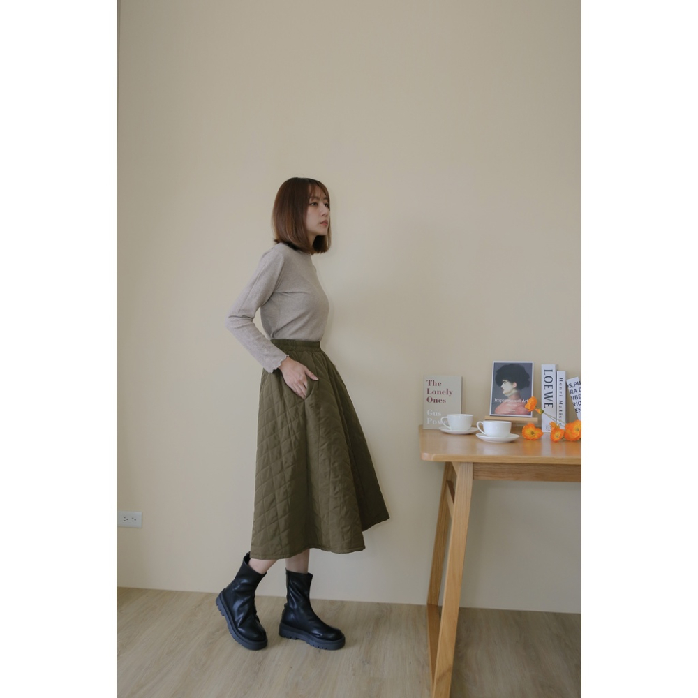 【Our Studio】冬日輕熟菱格壓紋中長裙 橄欖綠色 咖啡色(現貨)-細節圖9