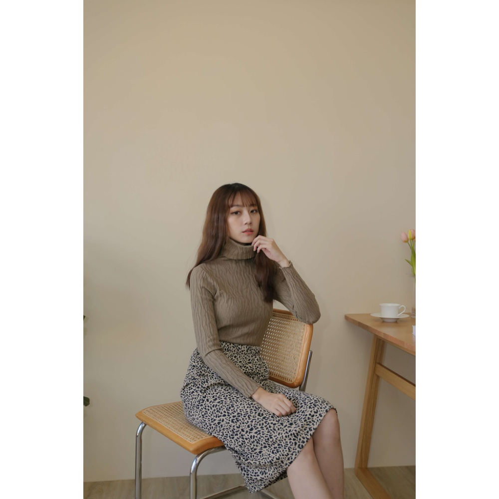 【Our Studio】氛圍感紋路堆堆領上衣 白色 拿鐵色 深咖色(現貨)-細節圖2